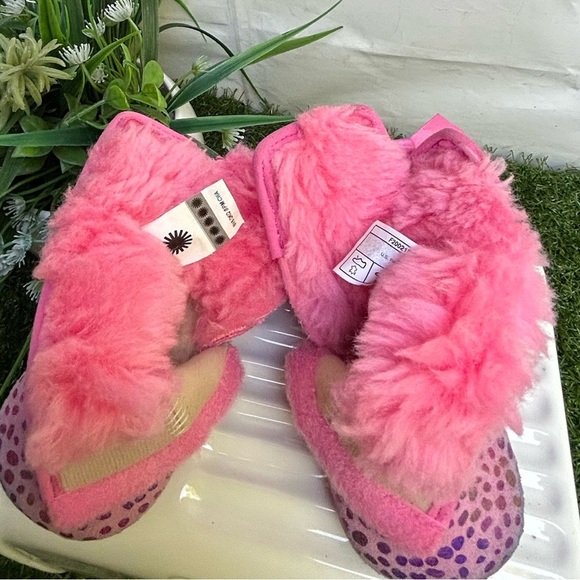 UGG
Kid's Jesse Bow II Spots
Pink Rose SPARKLE SUEDE
Size: 0/1 (0-6 Months) - Picture 12 of 16
